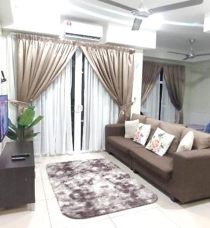 Dperdana -Dinies Pool,Wifi, Centre Of Kota Bharu, 4-5 Pax Exterior foto